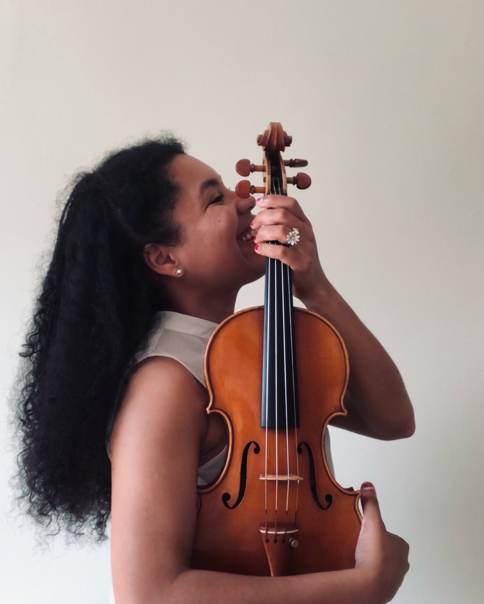 Patricia Alexandra playing violin
